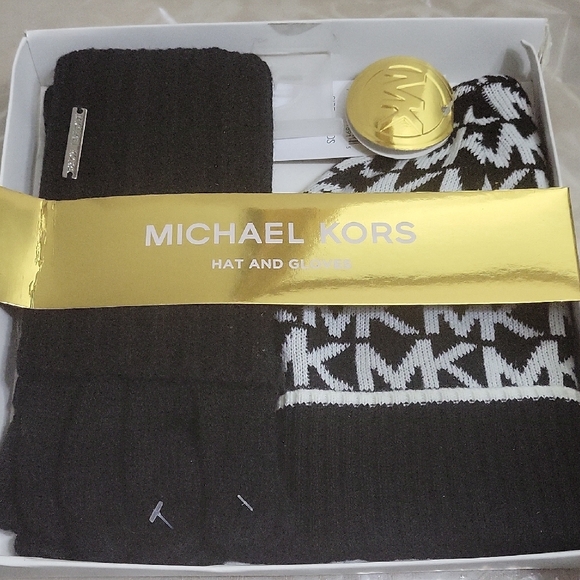 Michael Kors Black N White Knit Hat Gloves Set